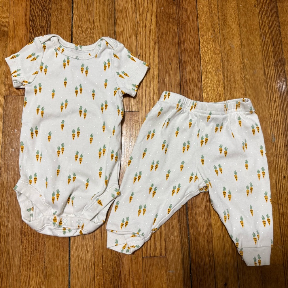 Carrot Print Baby Bodysuit & Pants Set - White with Orange/Green Carrots